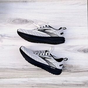 Brooks Revel 6, size 9
